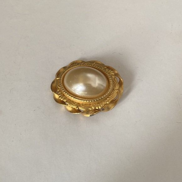 Vintage goldtone faux pearl Brooch - Picture 4 of 8